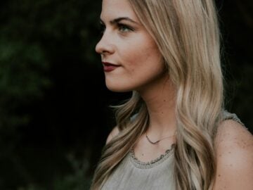 woman wearing gray sleeveless top